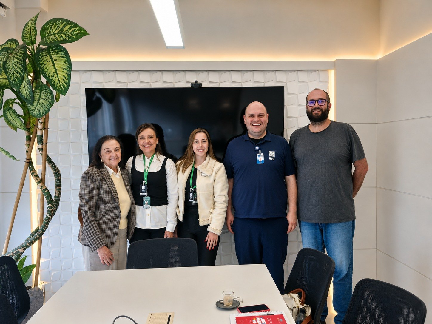 Representantes de Campina Grande do Sul e da Associação INC Kids reunidos no Instituto de Neurologia de Curitiba